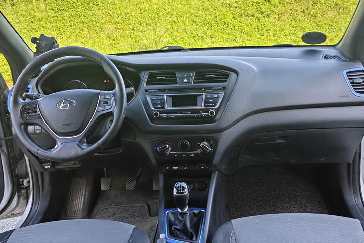 Grå Hyundai i20 fra 2017