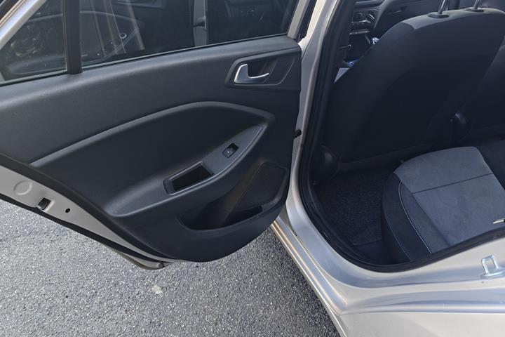 Grå Hyundai i20 fra 2017