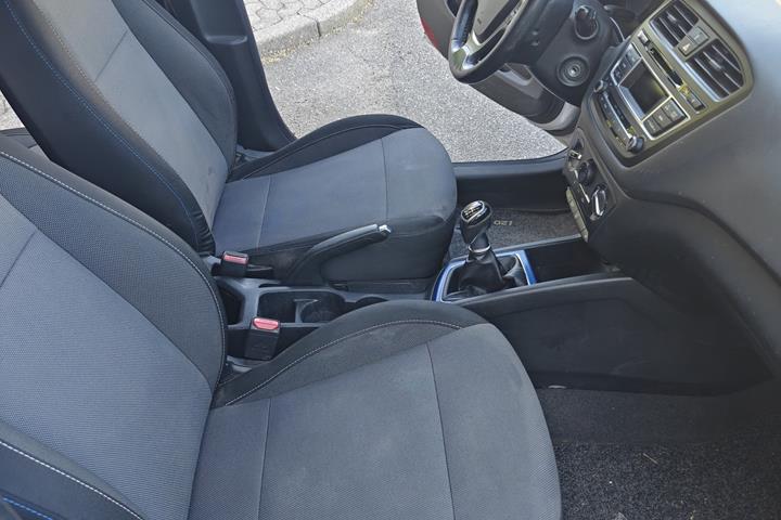 Grå Hyundai i20 fra 2017