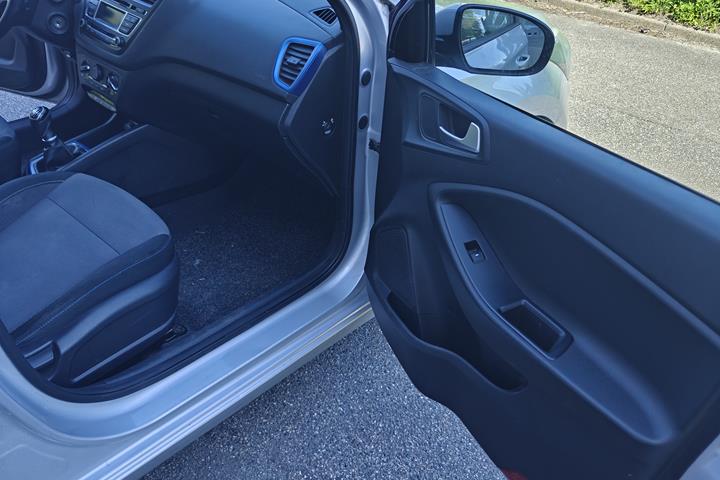 Grå Hyundai i20 fra 2017