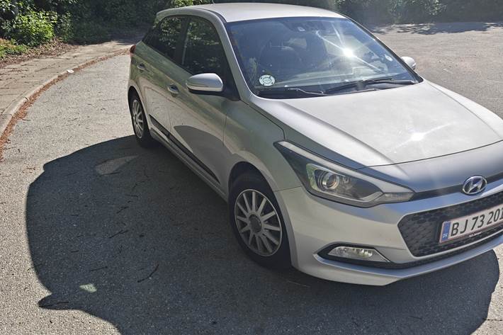 Grå Hyundai i20 fra 2017