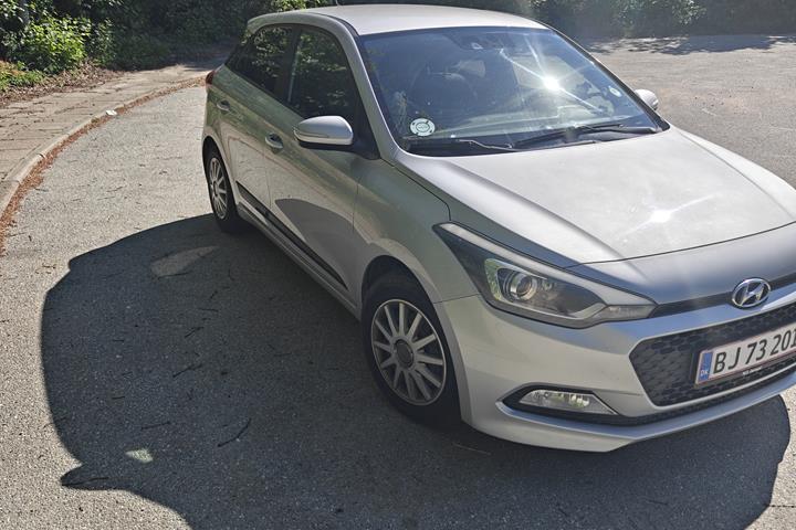 Grå Hyundai i20 fra 2017