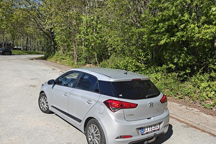 Grå Hyundai i20 fra 2017