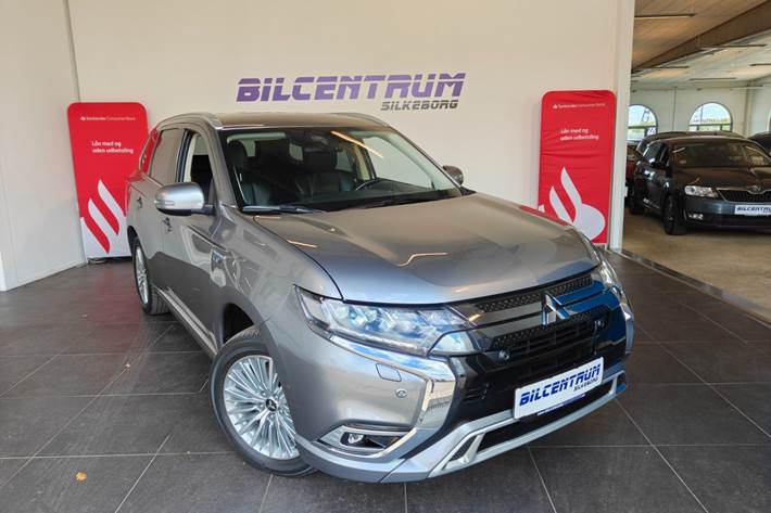 Grå Mitsubishi Outlander fra 2020