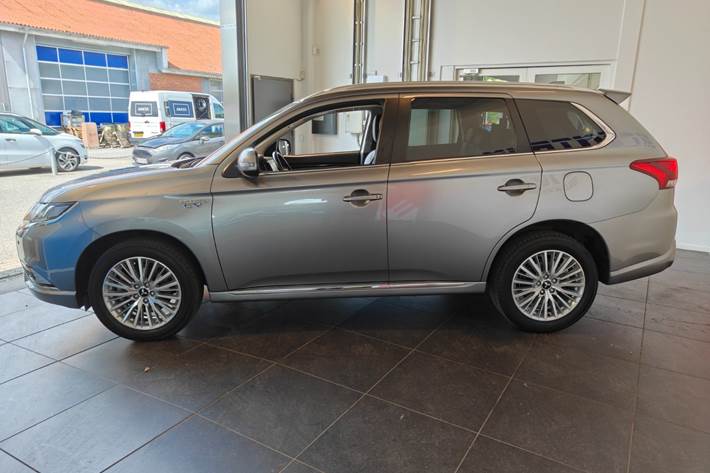 Grå Mitsubishi Outlander fra 2020