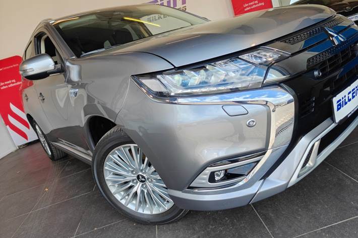 Grå Mitsubishi Outlander fra 2020