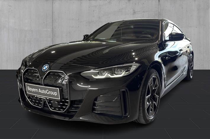 Sort BMW i4 fra 2024 set udefra