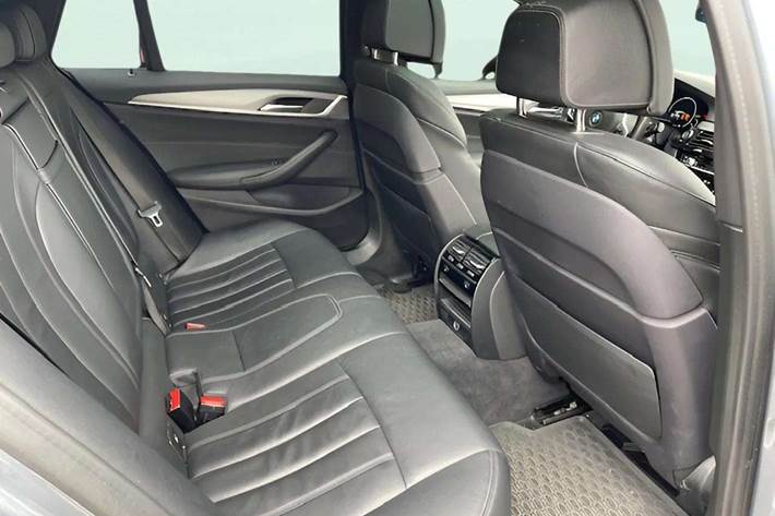 Grå BMW 530d fra 2018
