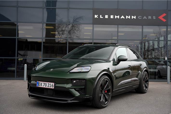 Grøn Porsche Macan Turbo fra 2024