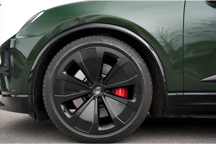 Grøn Porsche Macan Turbo fra 2024