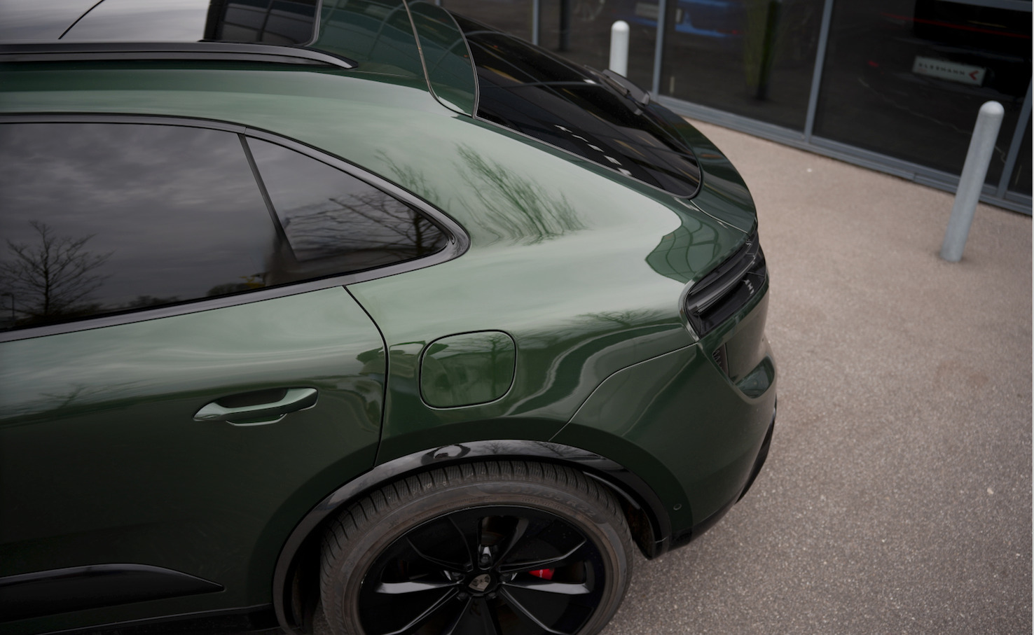 Grøn Porsche Macan Turbo fra 2024