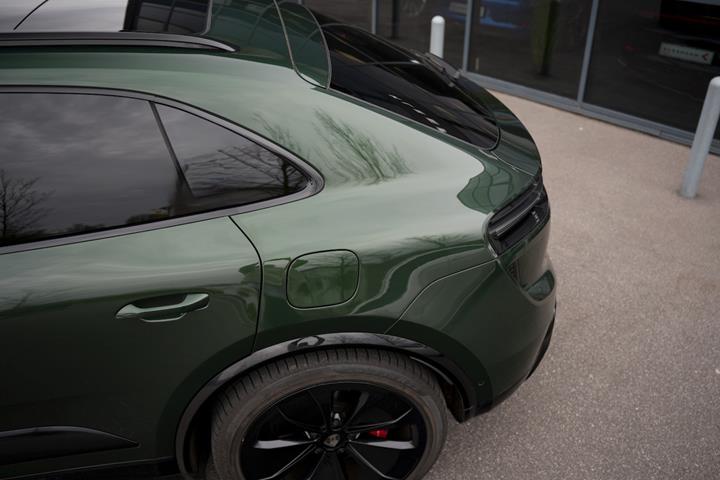 Grøn Porsche Macan Turbo fra 2024