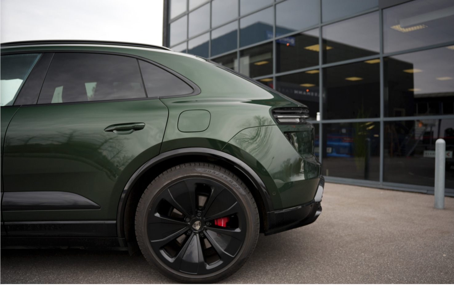 Grøn Porsche Macan Turbo fra 2024