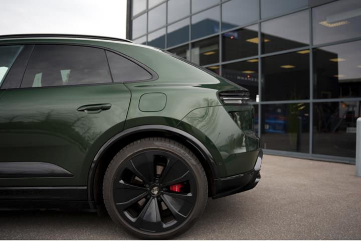 Grøn Porsche Macan Turbo fra 2024