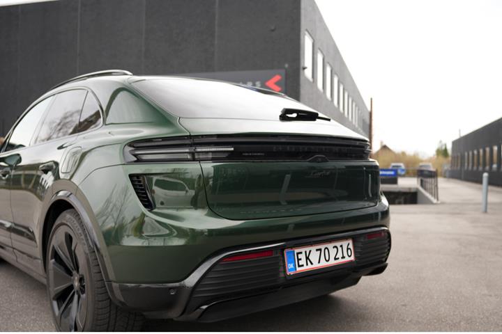 Grøn Porsche Macan Turbo fra 2024
