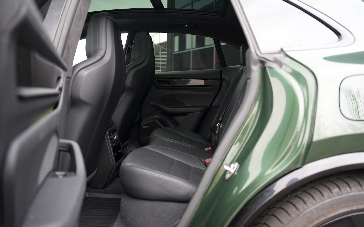 Grøn Porsche Macan Turbo fra 2024