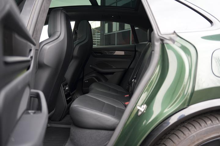 Grøn Porsche Macan Turbo fra 2024