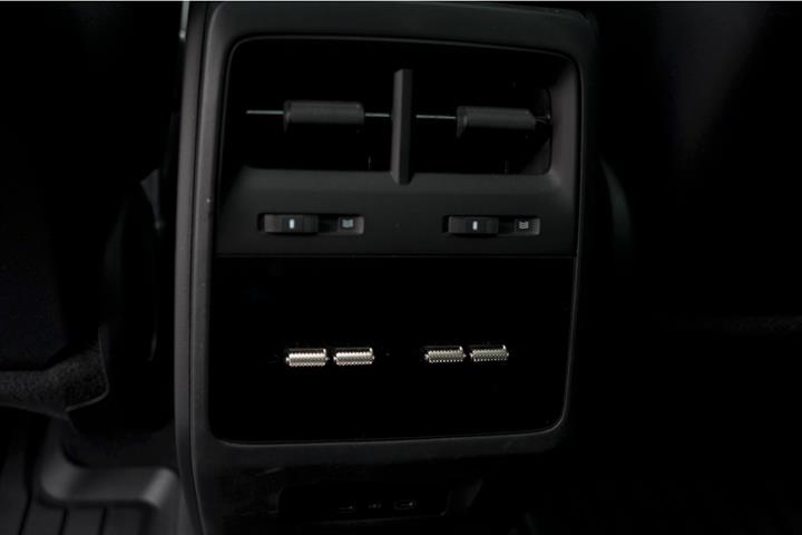 Grøn Porsche Macan Turbo fra 2024