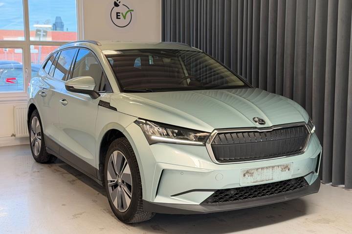 Turquoise Skoda Enyaq fra 2021 set udefra
