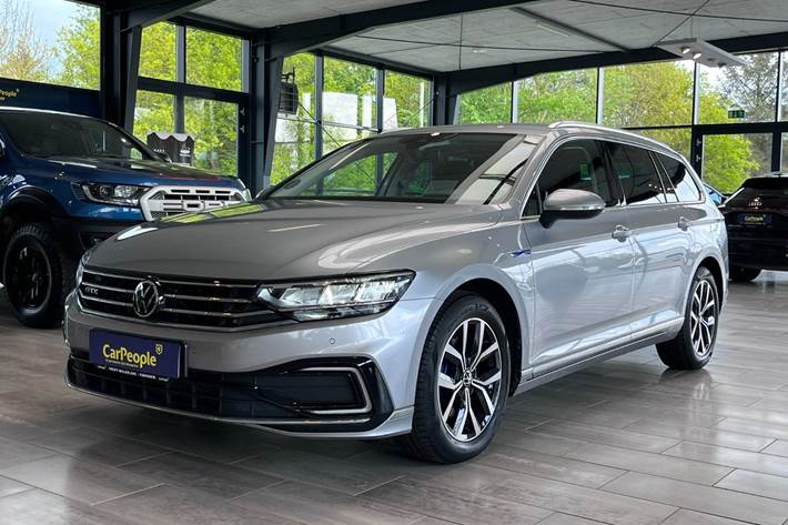 Grå VW Passat fra 2021
