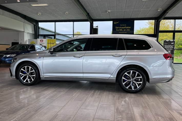 Grå VW Passat fra 2021