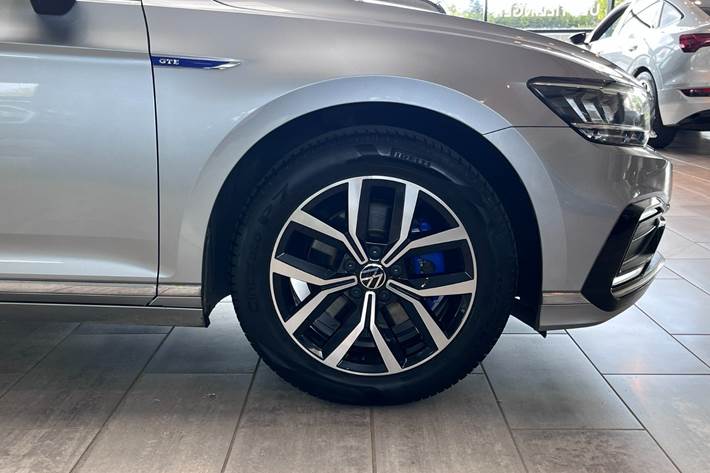 Grå VW Passat fra 2021