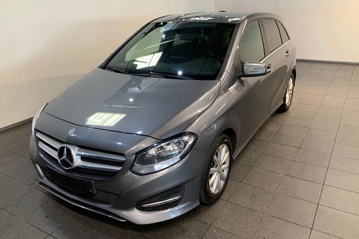 Grå Mercedes B180 d fra 2016 set udefra