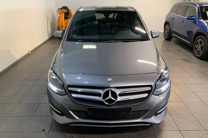 Grå Mercedes B180 d fra 2016