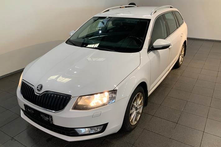 Hvid Skoda Octavia fra 2015 set udefra