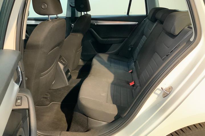 Hvid Skoda Octavia fra 2015