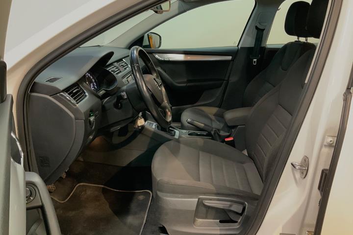 Hvid Skoda Octavia fra 2015