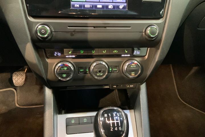 Hvid Skoda Octavia fra 2015