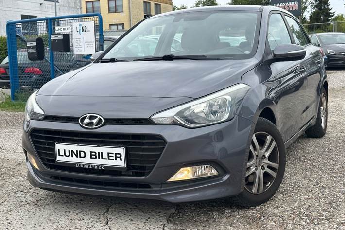 Grå Hyundai i20 fra 2018