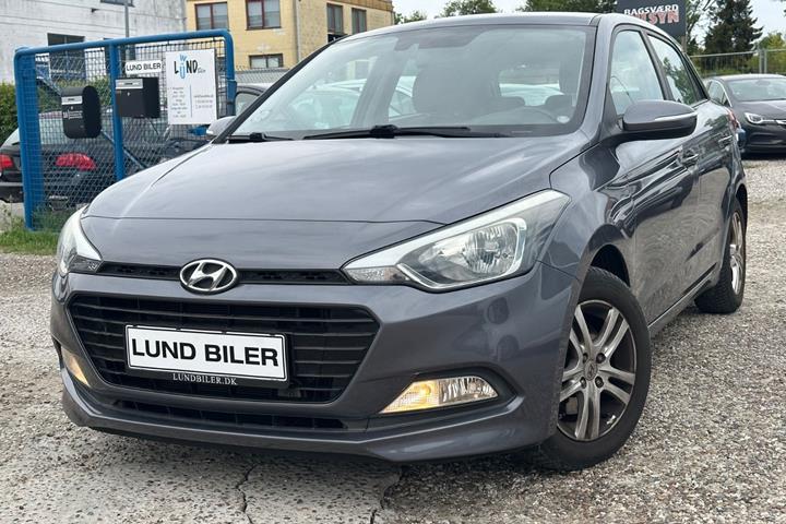 Grå Hyundai i20 fra 2018 set udefra