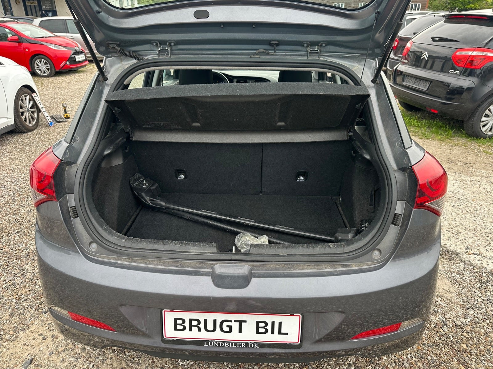 Grå Hyundai i20 fra 2018