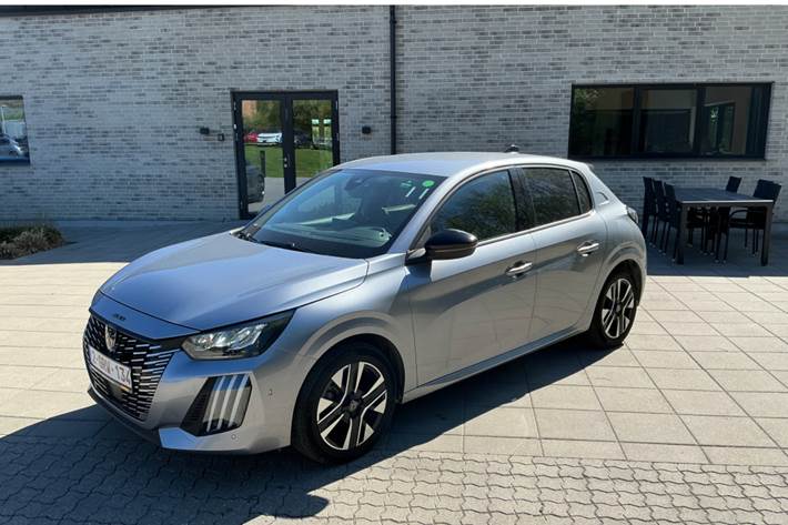 Sølv Peugeot 208 fra 2025