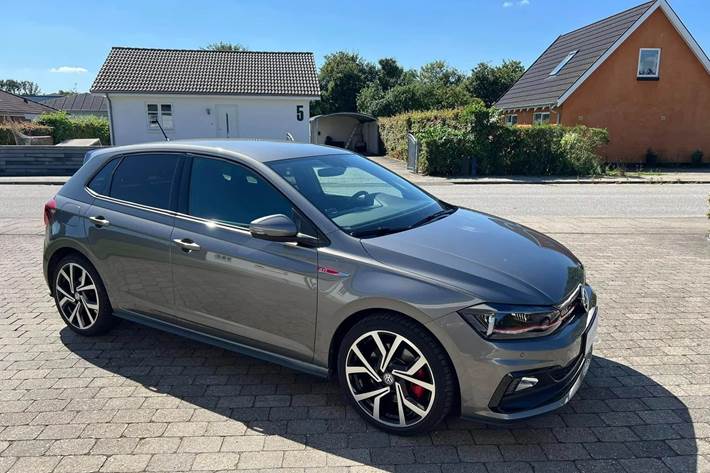 Grå VW Polo fra 2020