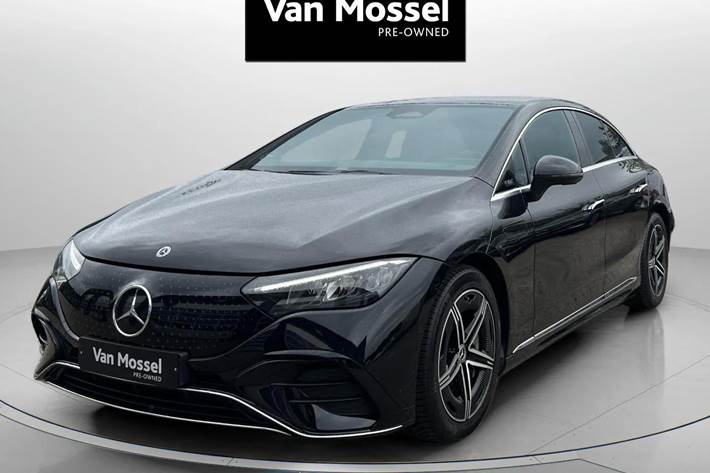 Sort Mercedes EQE350 fra 2023 set udefra