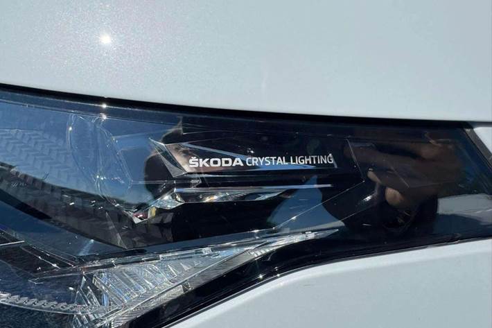 Hvid Skoda Enyaq fra 2022