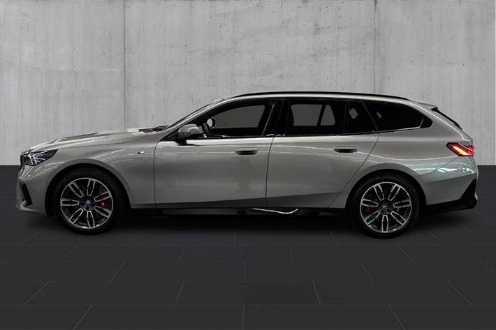 Orange BMW i5 fra 2024