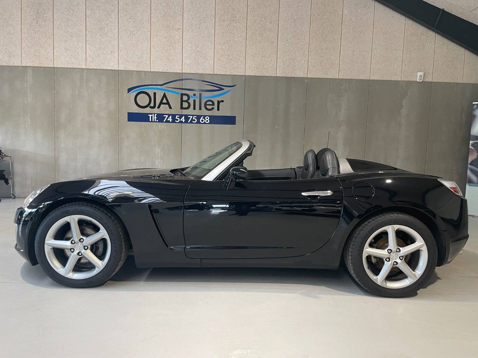 Sort Opel GT fra 2007 set udefra