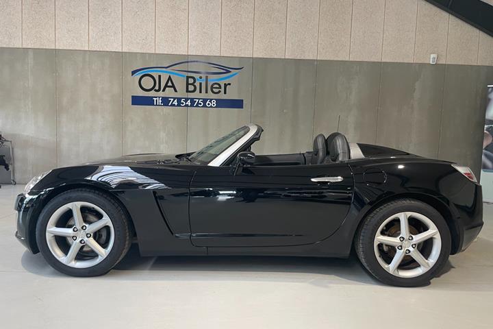 Sort Opel GT fra 2007 set udefra