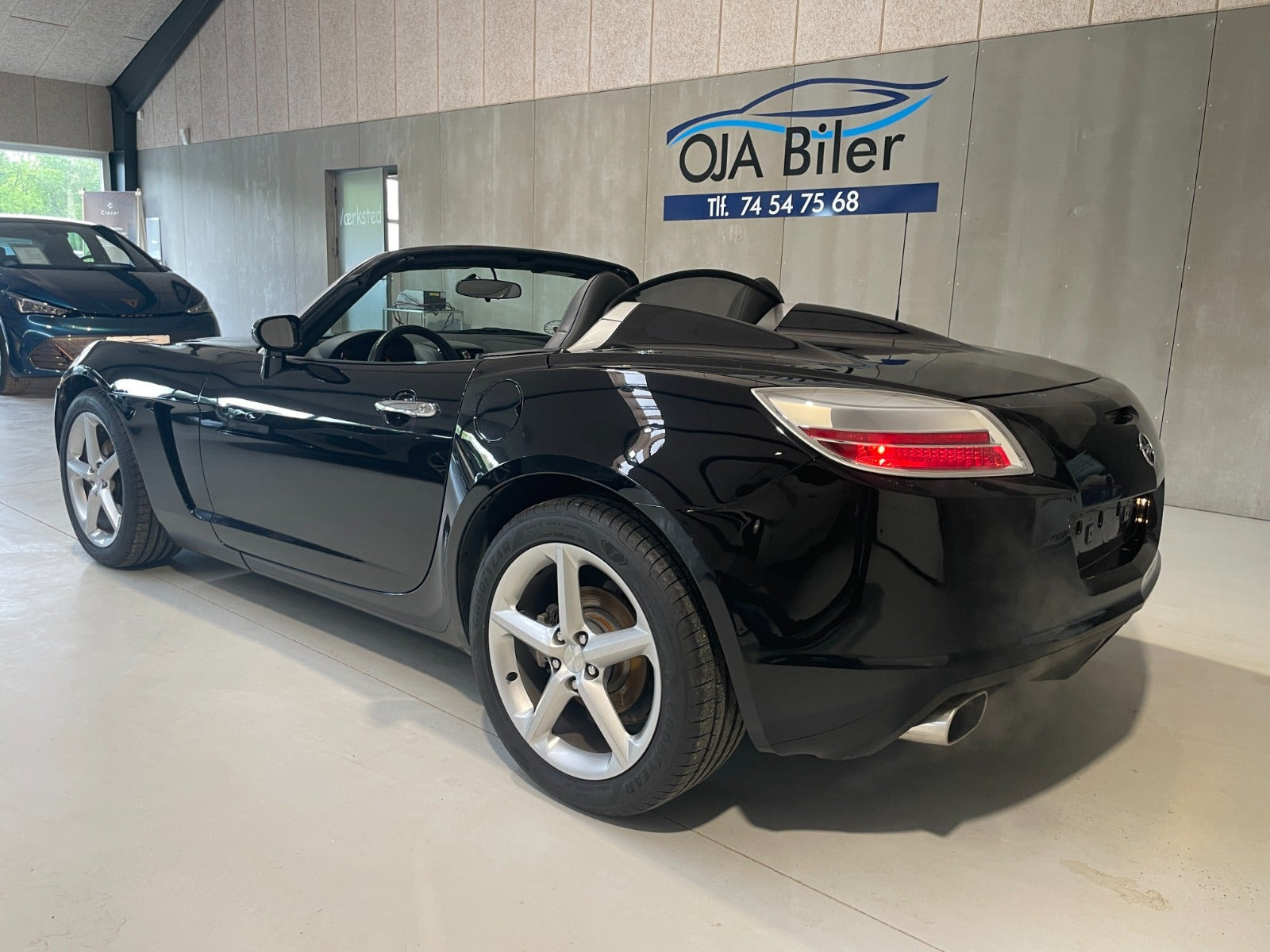 Sort Opel GT fra 2007 set udefra