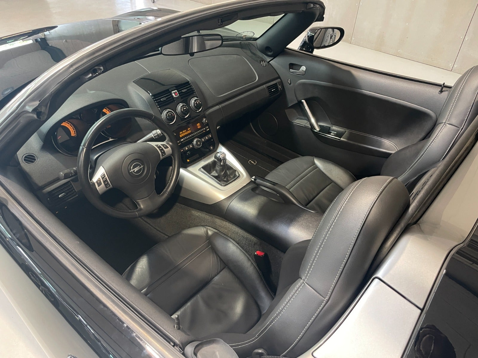 Sort Opel GT fra 2007 set indefra