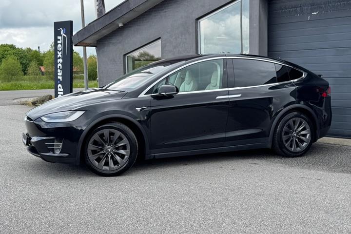 Sort Tesla Model X fra 2018