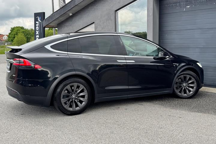 Sort Tesla Model X fra 2018