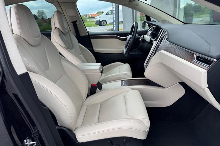 Sort Tesla Model X fra 2018