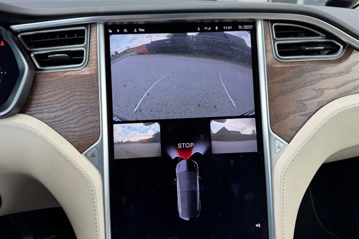 Sort Tesla Model X fra 2018