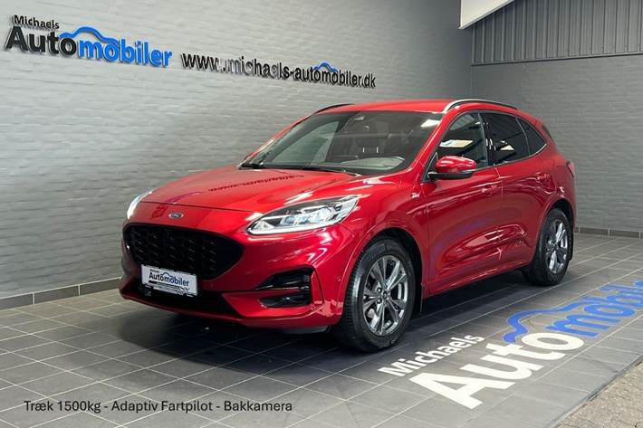 Rød Ford Kuga fra 2021 set udefra