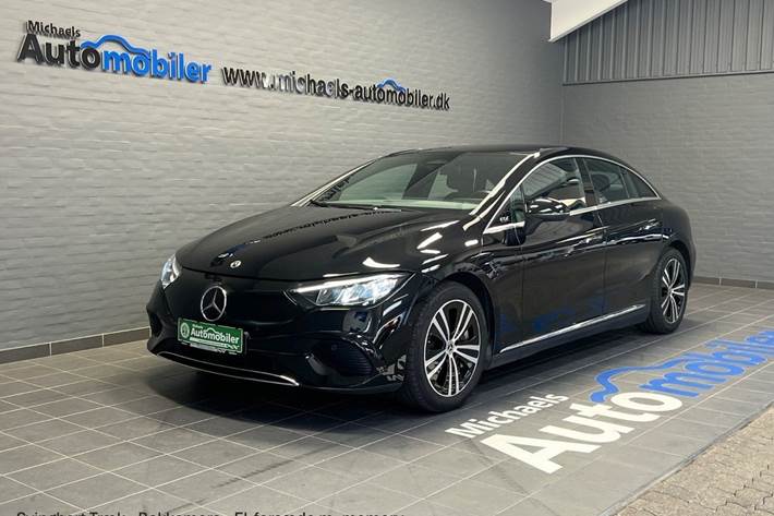 Sort Mercedes EQE350 fra 2023 set udefra